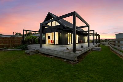 497 Waikawa-curio Bay Road, Curio Bay, Southland | Tall Poppy 
