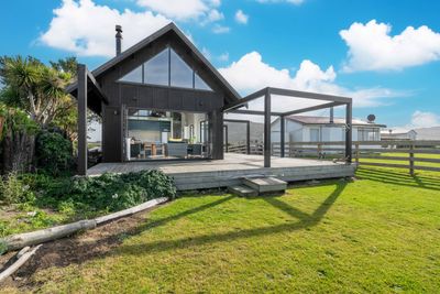 497 Waikawa-curio Bay Road, Curio Bay, Southland | Tall Poppy 