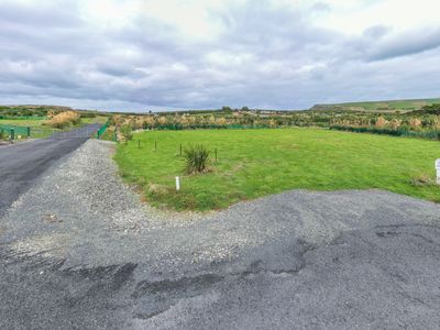 22 Ara Pahu Bay, Curio Bay, Southland | Tall Poppy 