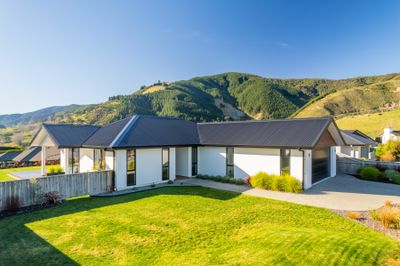 8 Huntaway Close, Stoke, Nelson | Tall Poppy 