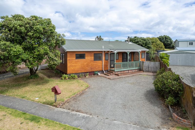 31 Scott Avenue, Otaki Beach, Kapiti Coast, Wellington Tall Poppy
