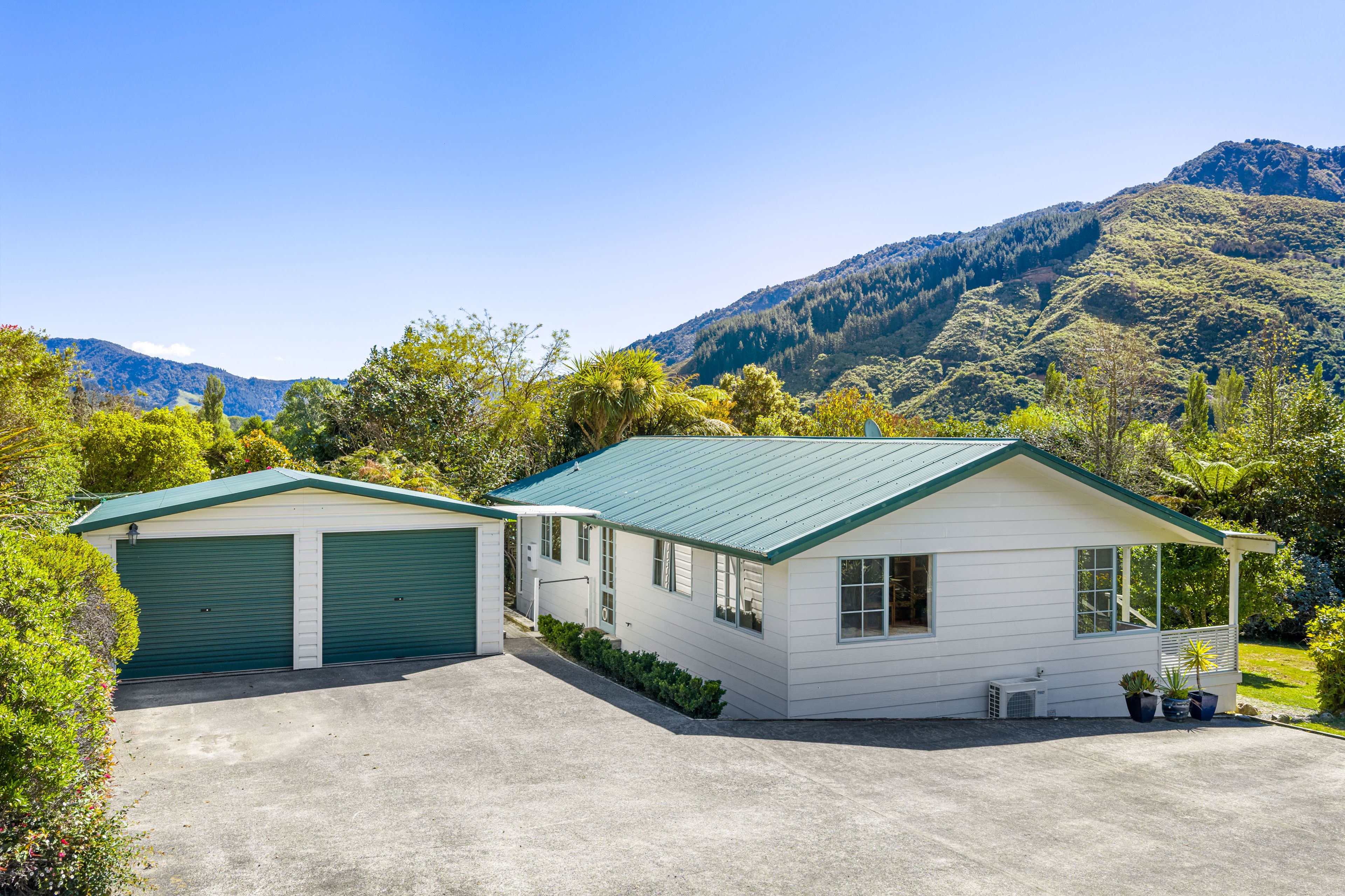 1693 Queen Charlotte Drive, Queen Charlotte Sound, Marlborough | Tall Poppy