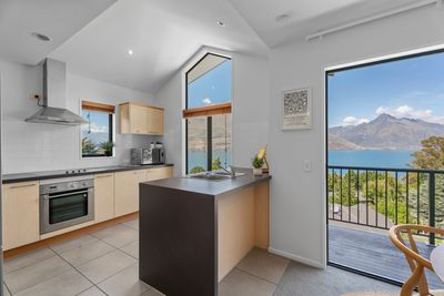 6/8 Mckerrow Place, Sunshine Bay, Queenstown, Otago | Tall Poppy 