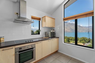 6/8 Mckerrow Place, Sunshine Bay, Queenstown, Otago | Tall Poppy 