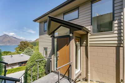 6/8 Mckerrow Place, Sunshine Bay, Queenstown, Otago | Tall Poppy 