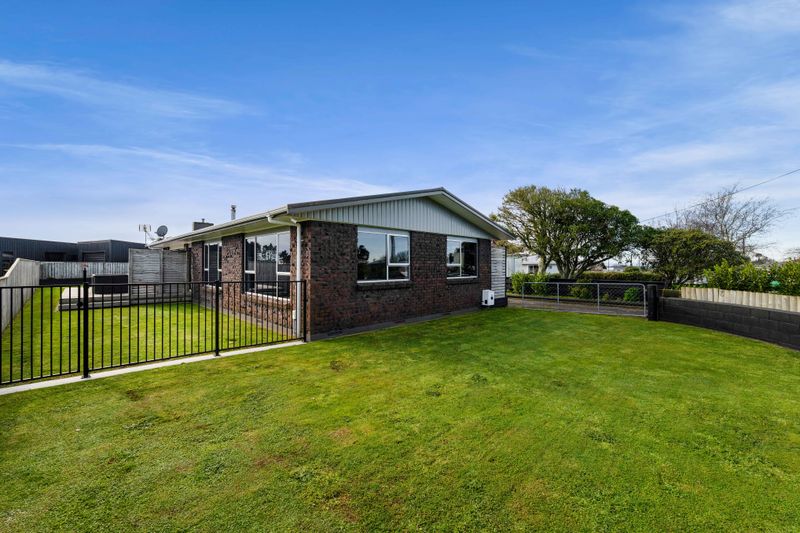 100 Pembroke Road West, Stratford