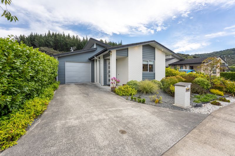 25 Somerby Mews, Silverstream, Upper Hutt City, Wellington Tall Poppy